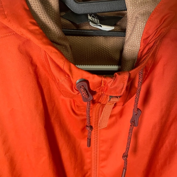 REI Women's Bold orange windbreaker - Picture 4 of 13